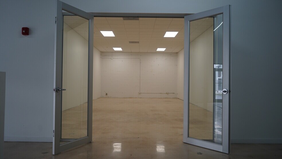 More Photos Of 7445 W 4th Ave, Hialeah Showroom For Sale