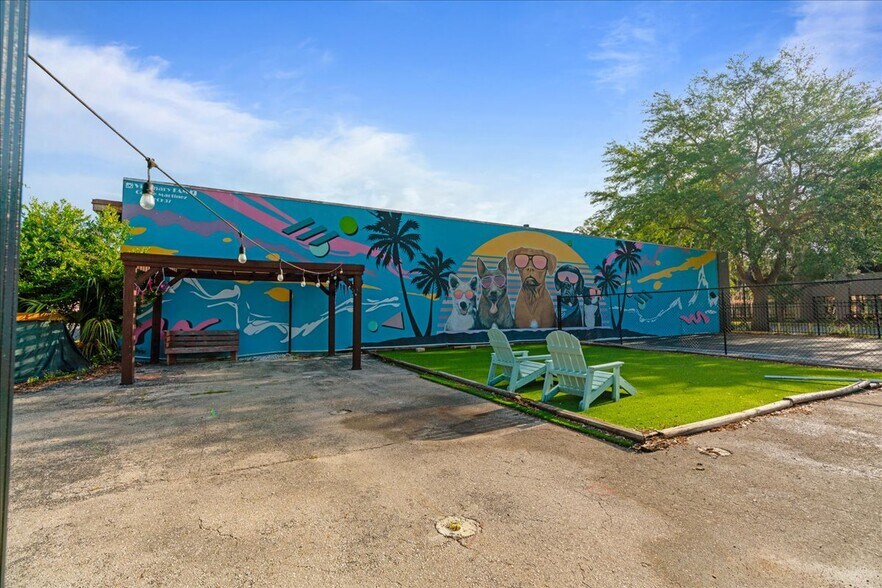 More Photos Of 514 N Main St, Gainesville Service For Lease