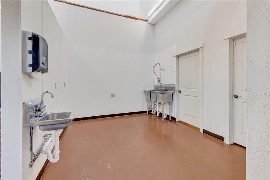 More Photos Of 2230 S Division St, Guthrie Storefront Retail Office For Lease