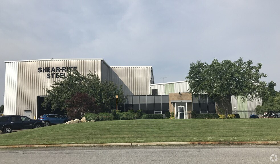 More Photos Of 80 Newtown Rd, Plainview Warehouse For Lease