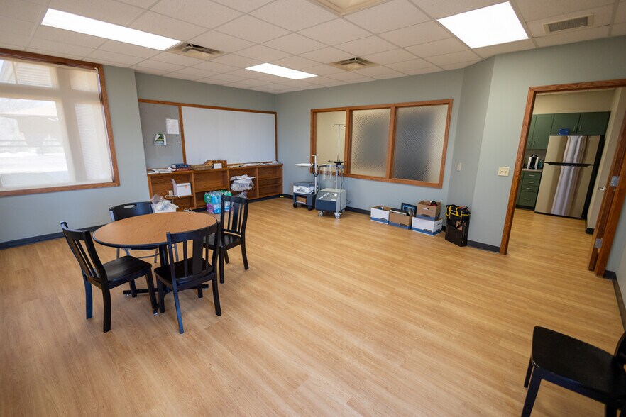 More Photos Of 1110 Oak Ridge Dr, Eau Claire Medical For Lease
