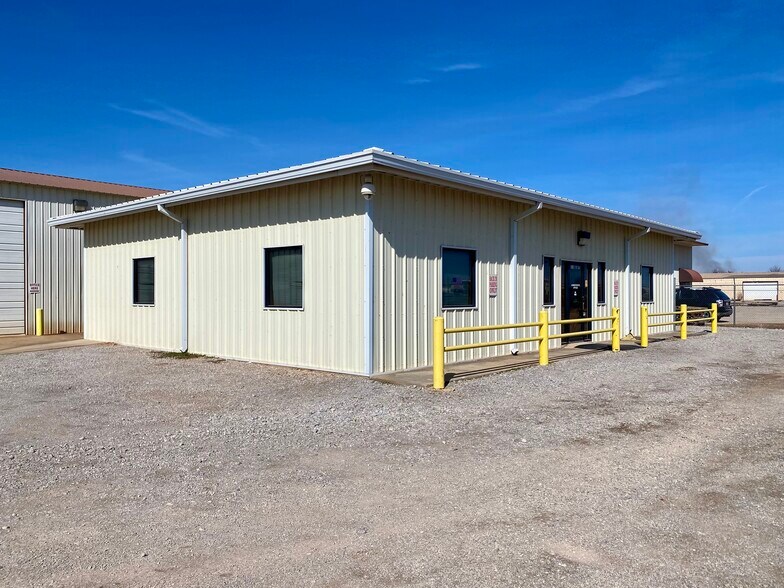More Photos Of 1206 SE 4th St, Lindsay Manufacturing For Sale