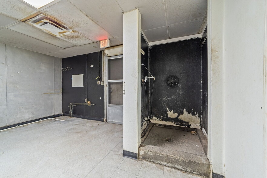 More Photos Of 607 S Main St, King Department Store For Lease