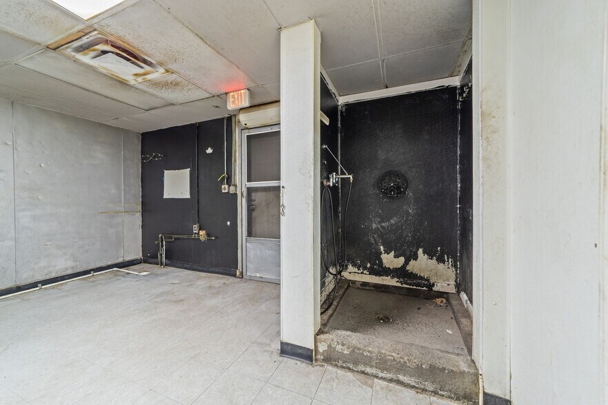 More Photos Of 607 S Main St, King Department Store For Lease