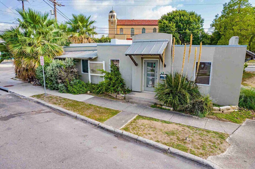 More Photos Of 601 E Ashby Pl, San Antonio Restaurant For Lease