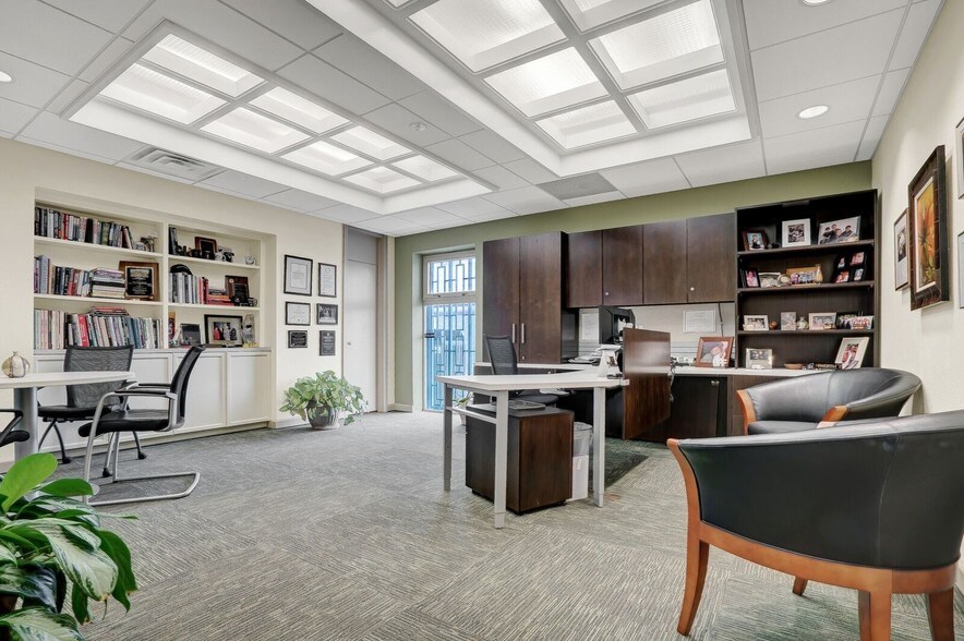 More Photos Of 240 E Sunset Rd, El Paso Office For Lease