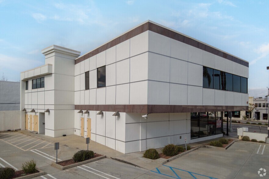 More Photos Of 17050 Ventura Blvd, Encino Office For Lease