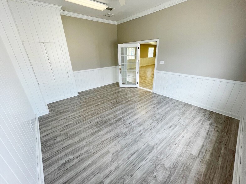 More Photos Of 810 Center St, Apex Warehouse For Lease