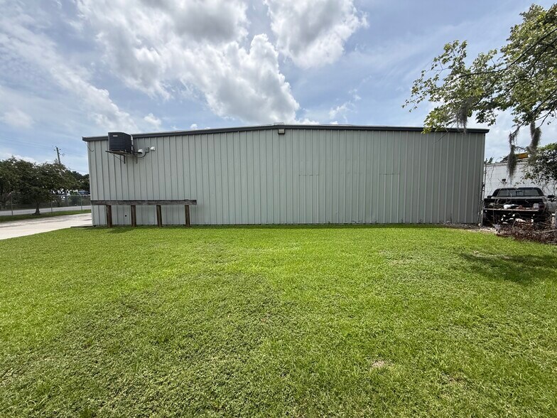 More Photos Of 5780 Dorchester Rd, Charleston Warehouse For Lease