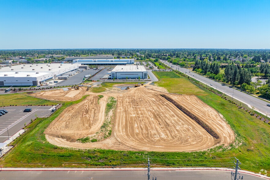 More Photos Of Foothills Blvd, Roseville Distribution For Lease