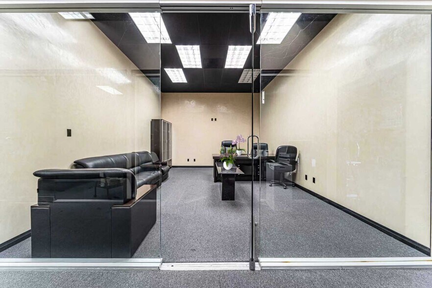 More Photos Of 215 W 134th St, Los Angeles Warehouse For Lease