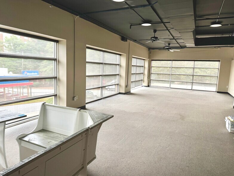 More Photos Of 494 Baxter St, Athens Office For Lease