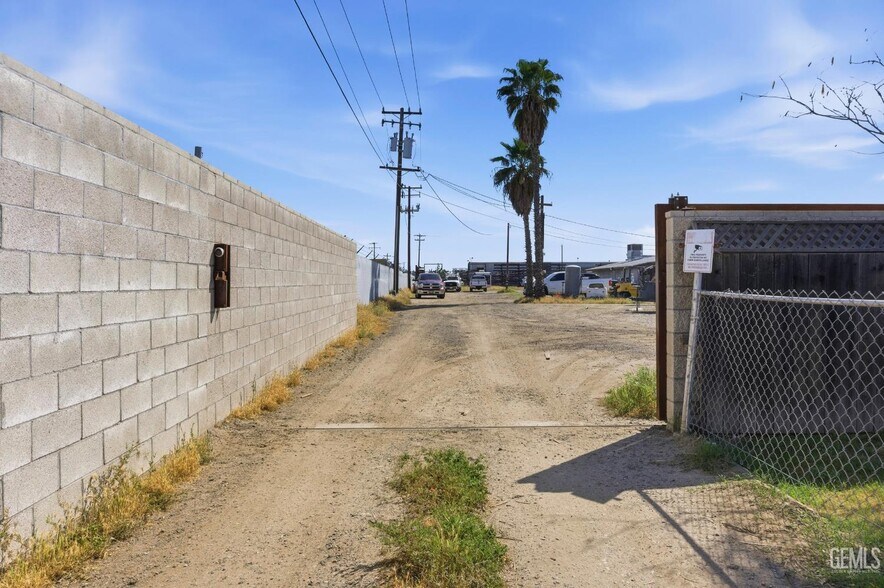 More Photos Of 2800 Patton Way, Bakersfield Specialty For Sale