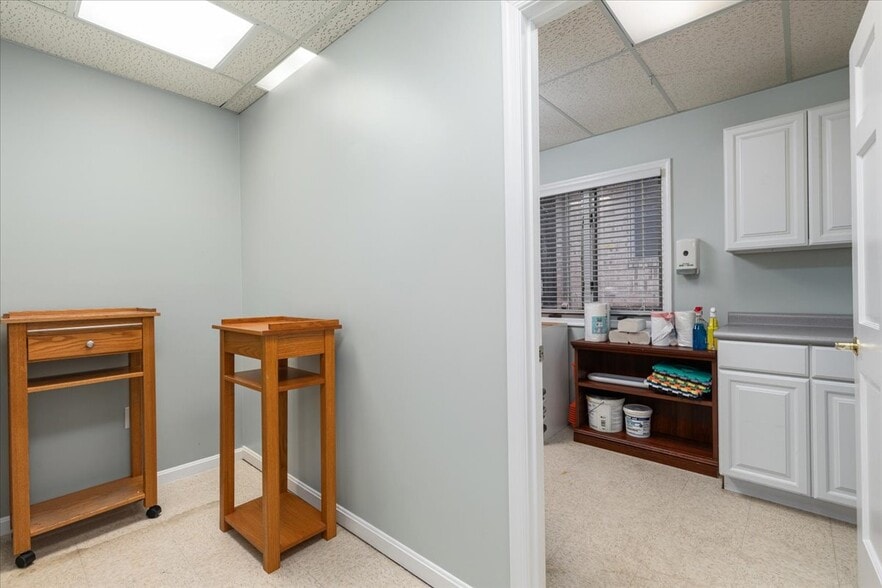 More Photos Of 10623 Crestwood Dr, Manassas Office For Sale