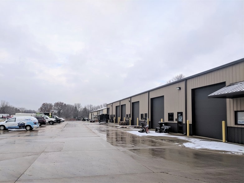 More Photos Of 1524 Lafayette Park Dr, Bloomington Flex For Lease
