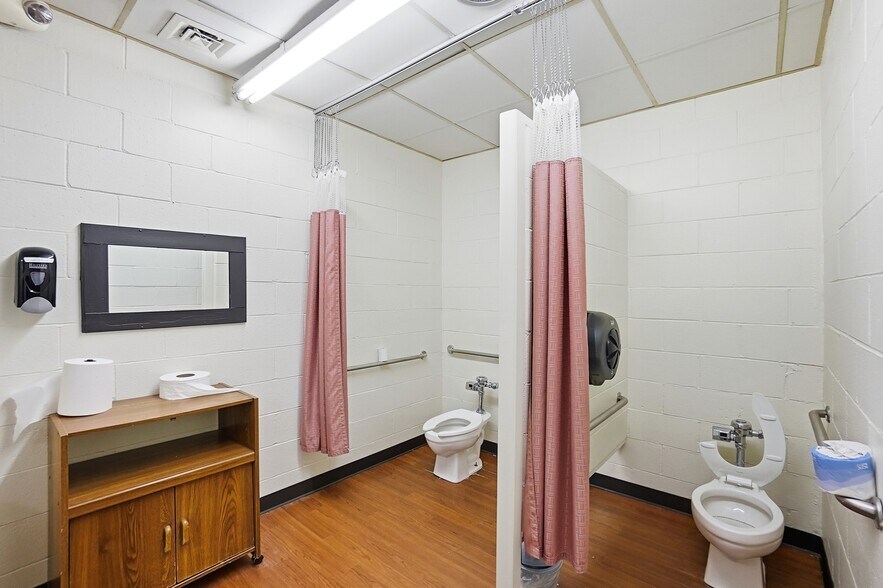 More Photos Of 110 W Leffel Ln, Springfield Service For Lease