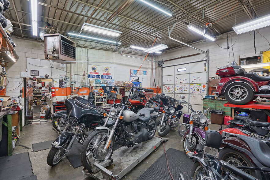 More Photos Of 140 S River St, Franklin Storefront For Sale