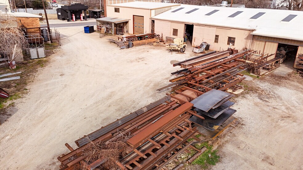 More Photos Of 111 E Liberty St, Pilot Point General Retail For Sale