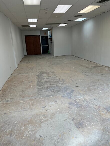 More Photos Of 231 Robbins Ln, Syosset Storefront For Lease