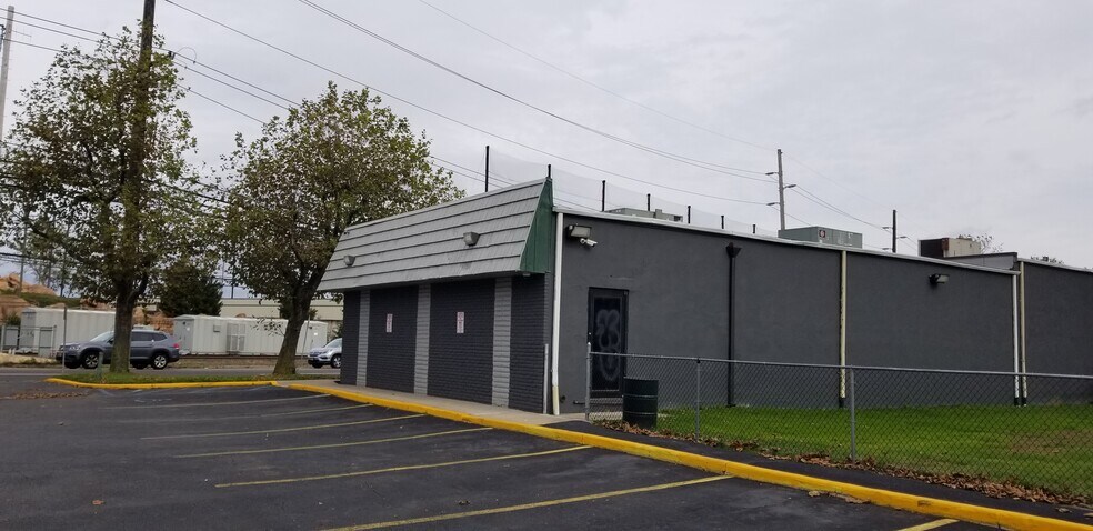 More Photos Of 630 Pine Aire Dr, Bay Shore Freestanding For Lease