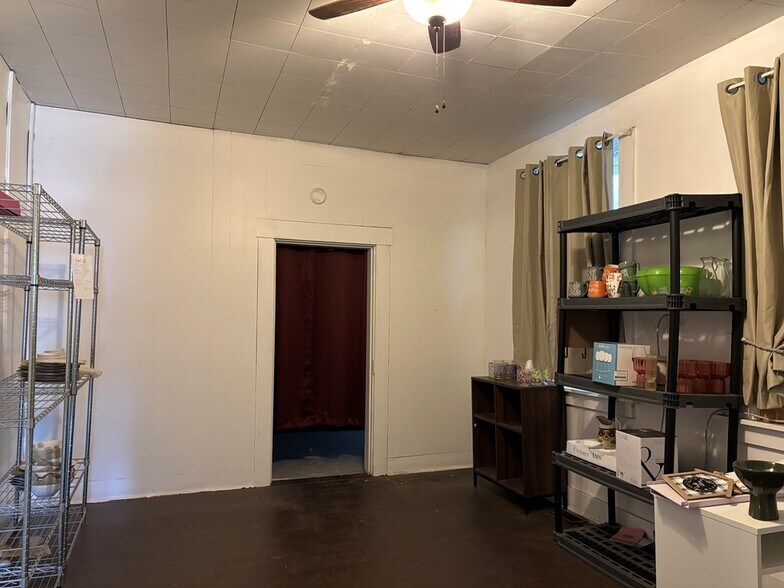 More Photos Of 122 N Market St, Waverly Storefront For Sale