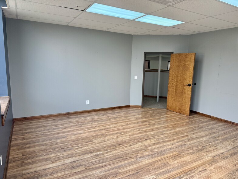 More Photos Of 641 Lincoln Way W, Massillon Showroom For Lease