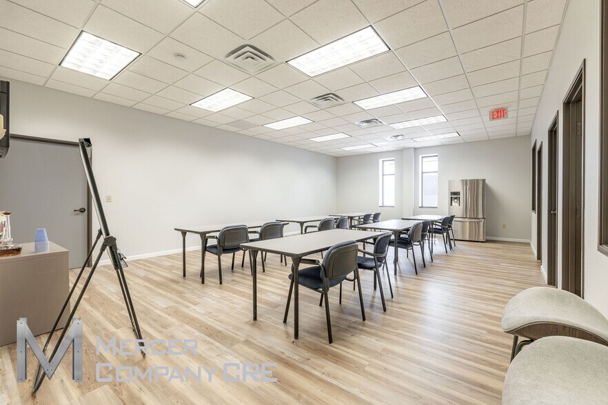 More Photos Of 4920 W I-40 Service Rd, Oklahoma City Showroom For Lease