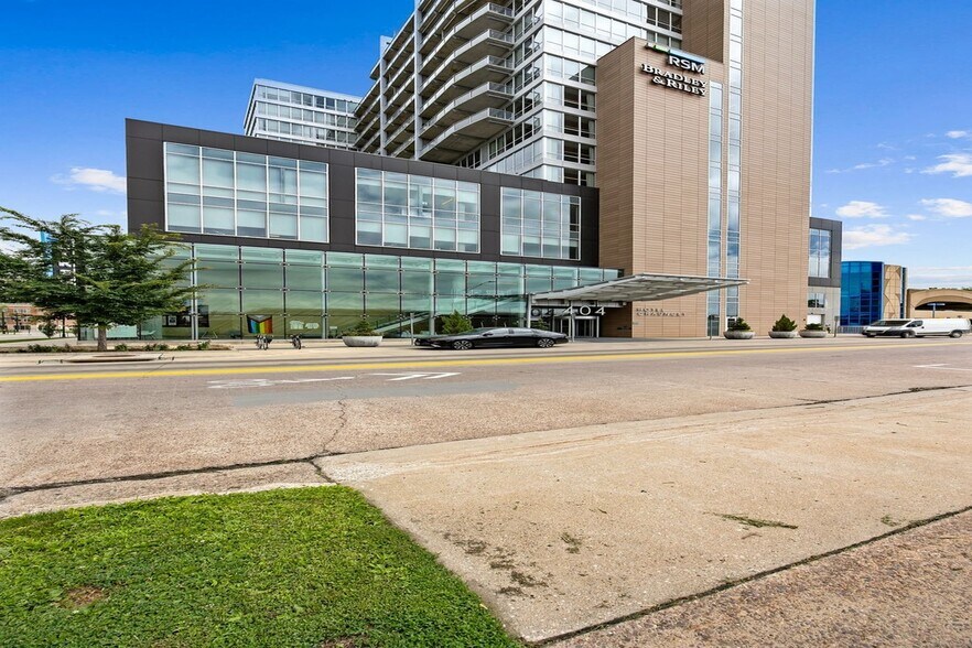 More Photos Of 404 E College St, Iowa City Hotel For Sale