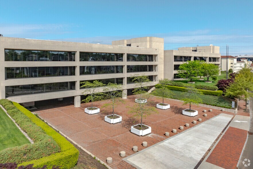 More Photos Of 600 Steamboat Rd, Greenwich Office For Lease