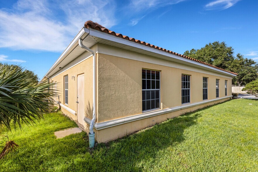 More Photos Of 1038-1040 E Brandon Blvd, Brandon Medical For Lease