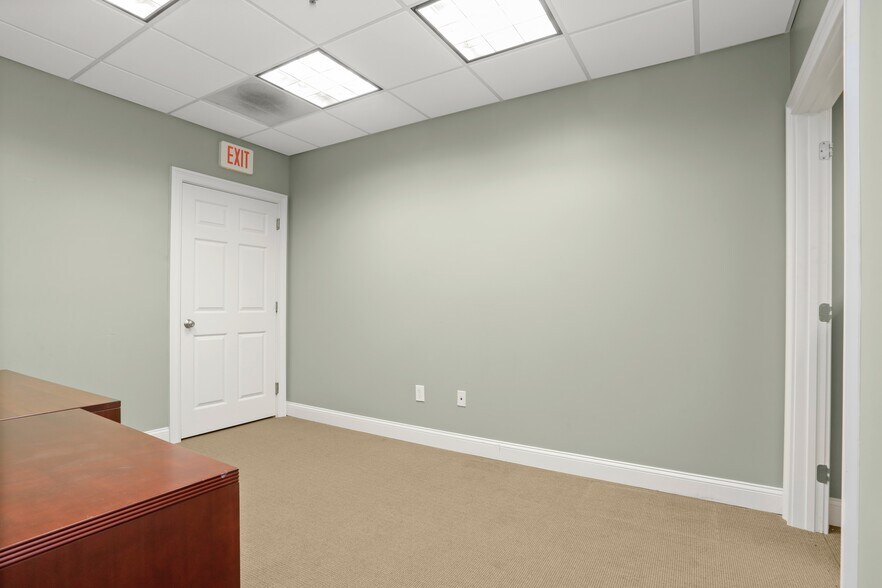 More Photos Of 105 Technology Dr, Trumbull Office Residential For Lease