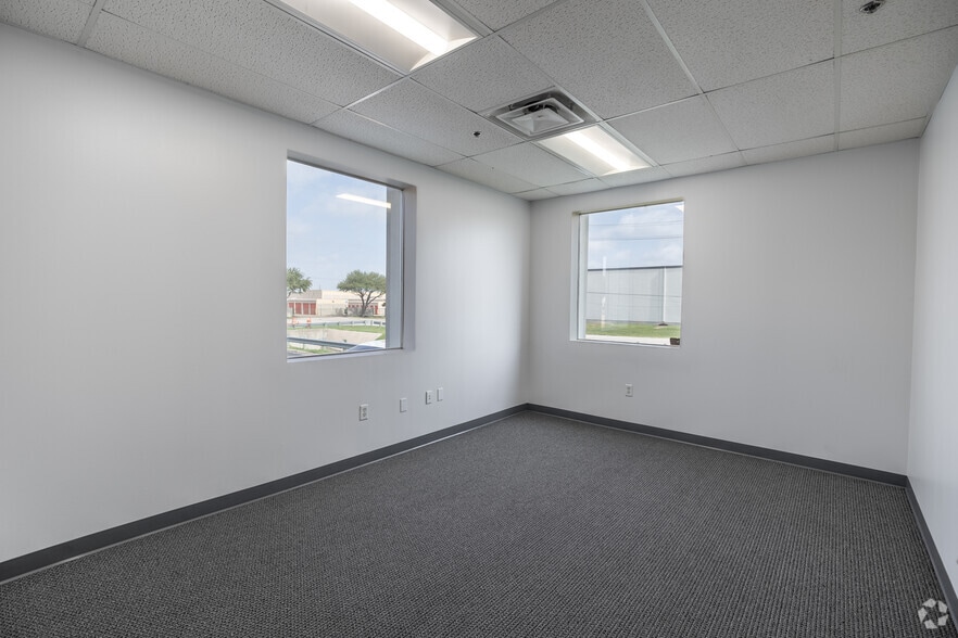 More Photos Of 1810 Kelly Blvd, Carrollton Warehouse For Lease