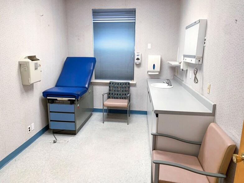 More Photos Of 266 White Plains Rd, Eastchester Office For Sale