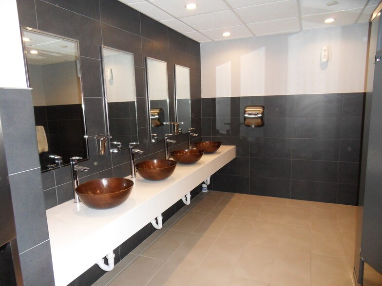 More Photos Of 725 River Rd, Edgewater Medical For Lease