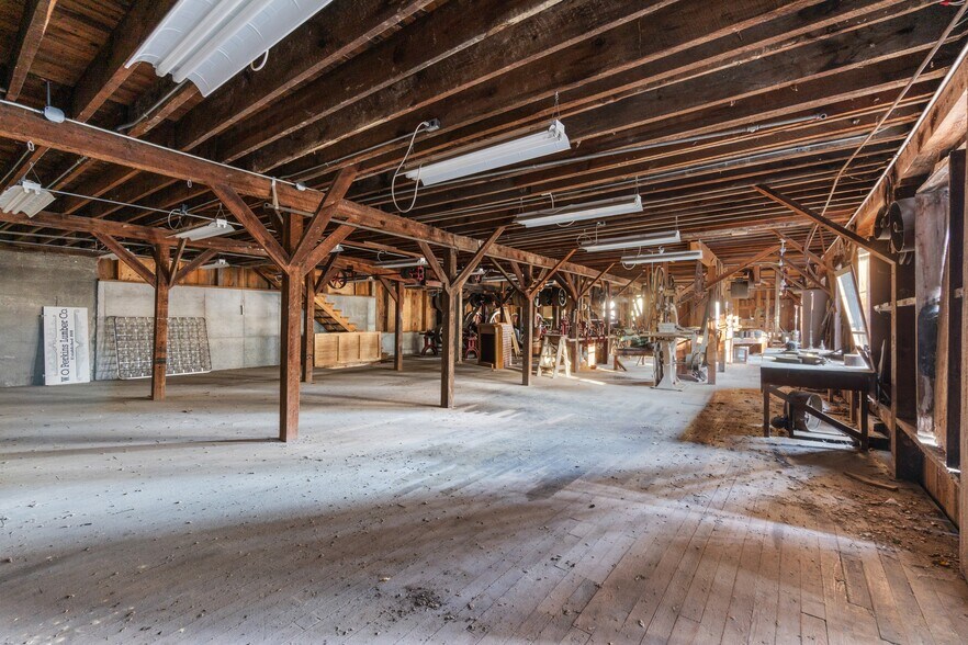 More Photos Of 75 Center St, Eureka Springs General Retail For Sale