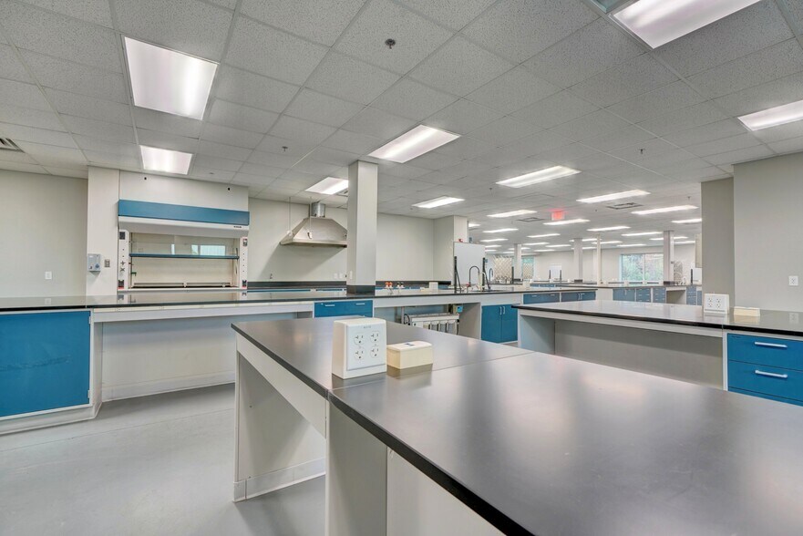 More Photos Of 2371 Wilroy Rd, Suffolk Flex For Sale