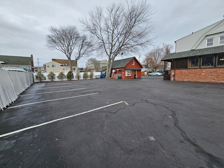 More Photos Of 46 Woodcleft Ave, Freeport Restaurant For Sale