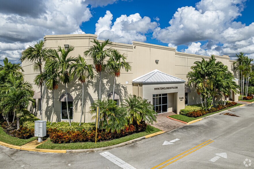 Primary Photo Of 5501-5553 N Nob Hill Rd, Sunrise Light Distribution For Lease