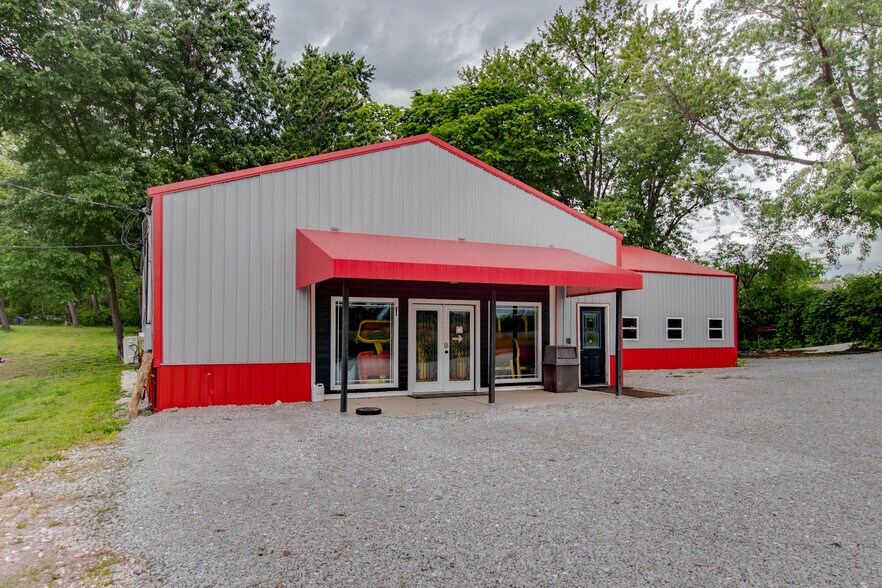More Photos Of 405 Fulton St, White Hall Flex For Sale