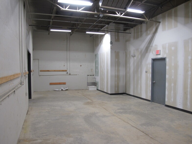 More Photos Of 1530 E Atlantic St, Springfield Service For Sale