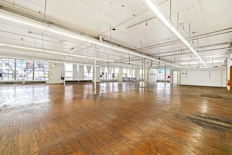 More Photos Of 165-167 Bow St, Everett Light Manufacturing For Lease