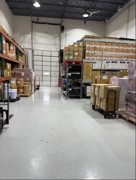 More Photos Of 425 Barclay Blvd, Lincolnshire Research And Development For Lease