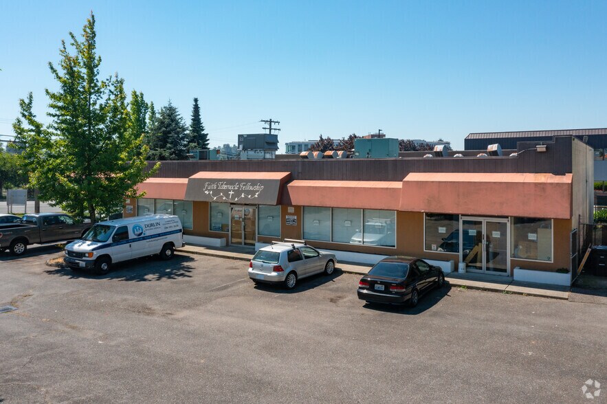 More Photos Of 810 N Broadway, Everett Freestanding For Sale