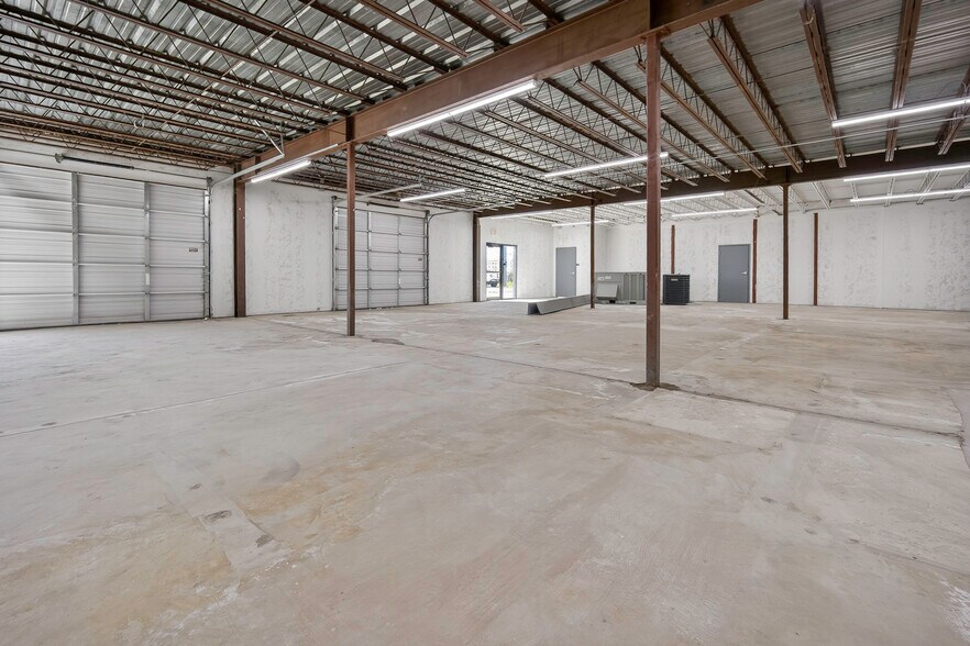 More Photos Of 4403-4411 SW 3rd St, Oklahoma City Showroom For Lease