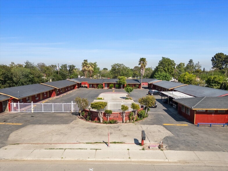 Primary Photo Of 900 S Union Ave, Bakersfield Hotel For Sale