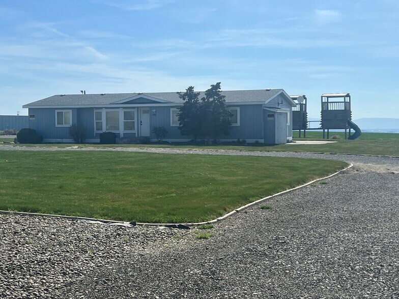 More Photos Of 1400 Lewandowski Rd, Sunnyside Specialty For Sale