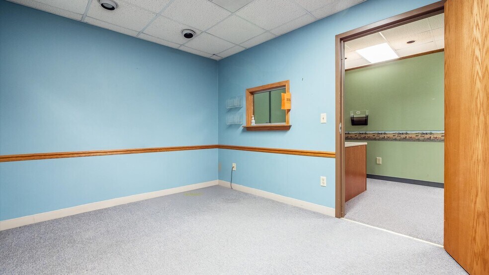 More Photos Of 927 Wheeling Ave, Cambridge Medical For Sale