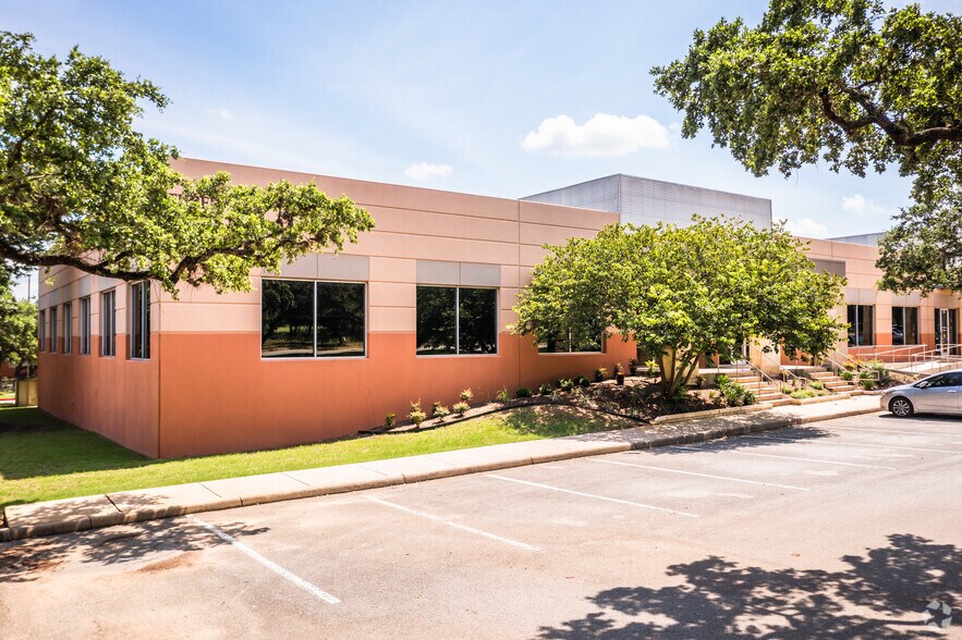 More Photos Of 300 E Sonterra Blvd, San Antonio Unknown For Lease