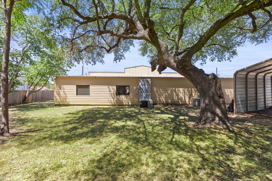 More Photos Of 503 S Highway 281, Burnet Office For Sale