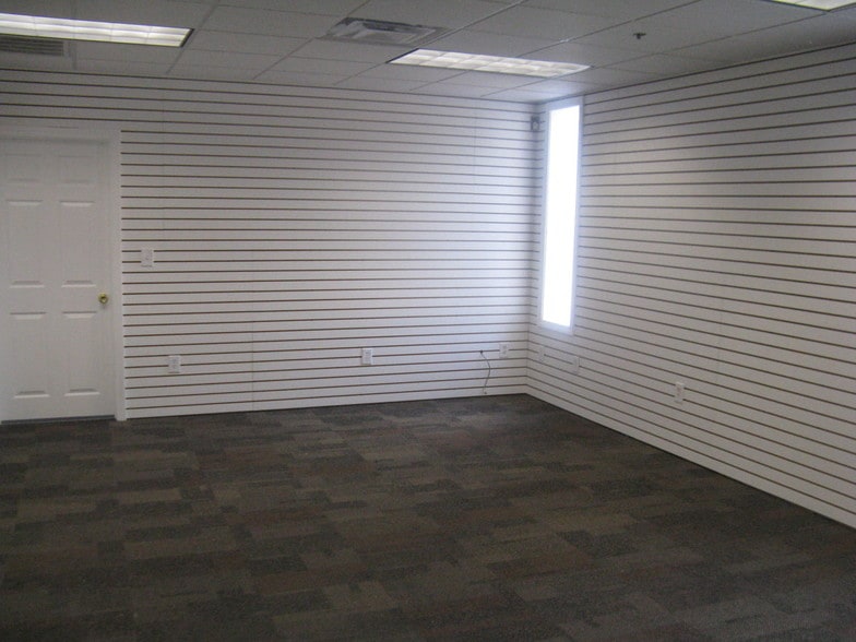 More Photos Of 675 W Shore Rd, Warwick Showroom For Lease